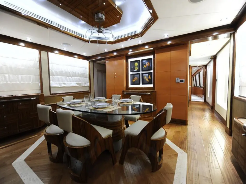 100ft yacht – cruising view