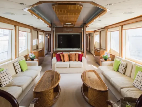 101ft yacht – cruising view