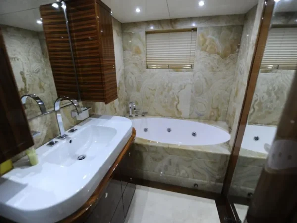 101ft yacht – cruising view