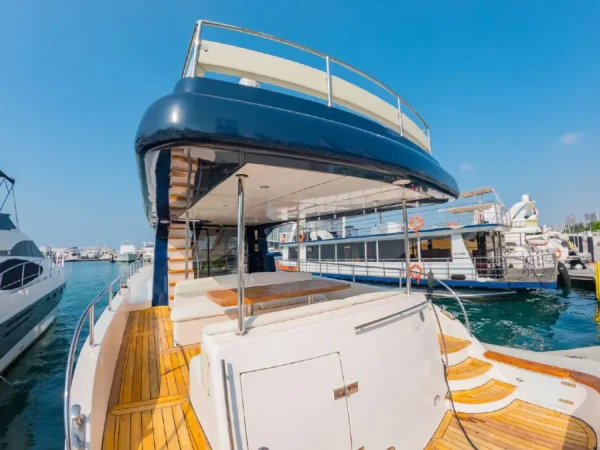 65ft yacht – deck view