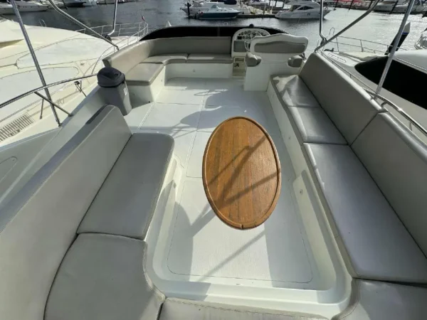 66ft yacht – deck view